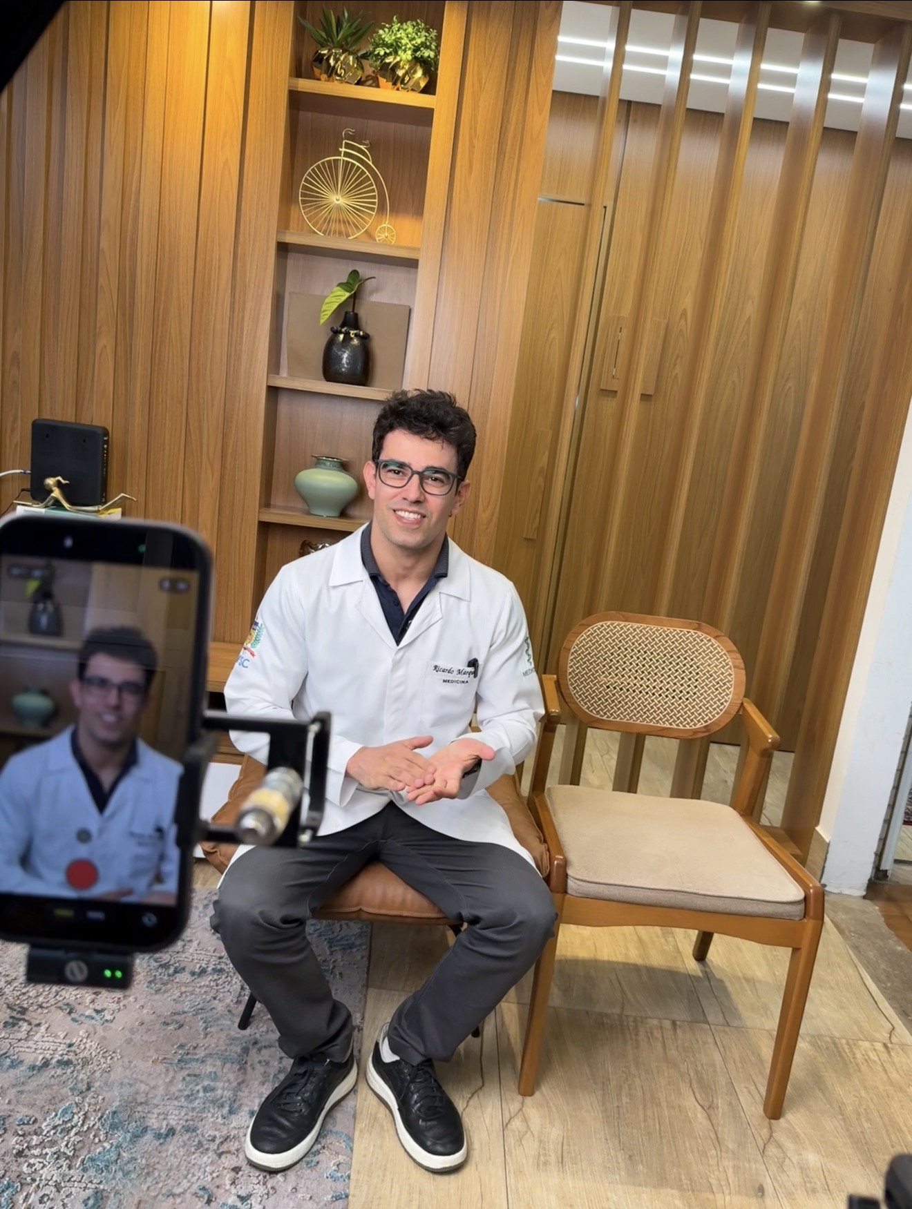 Ricardo Marques gravando conteúdo médico